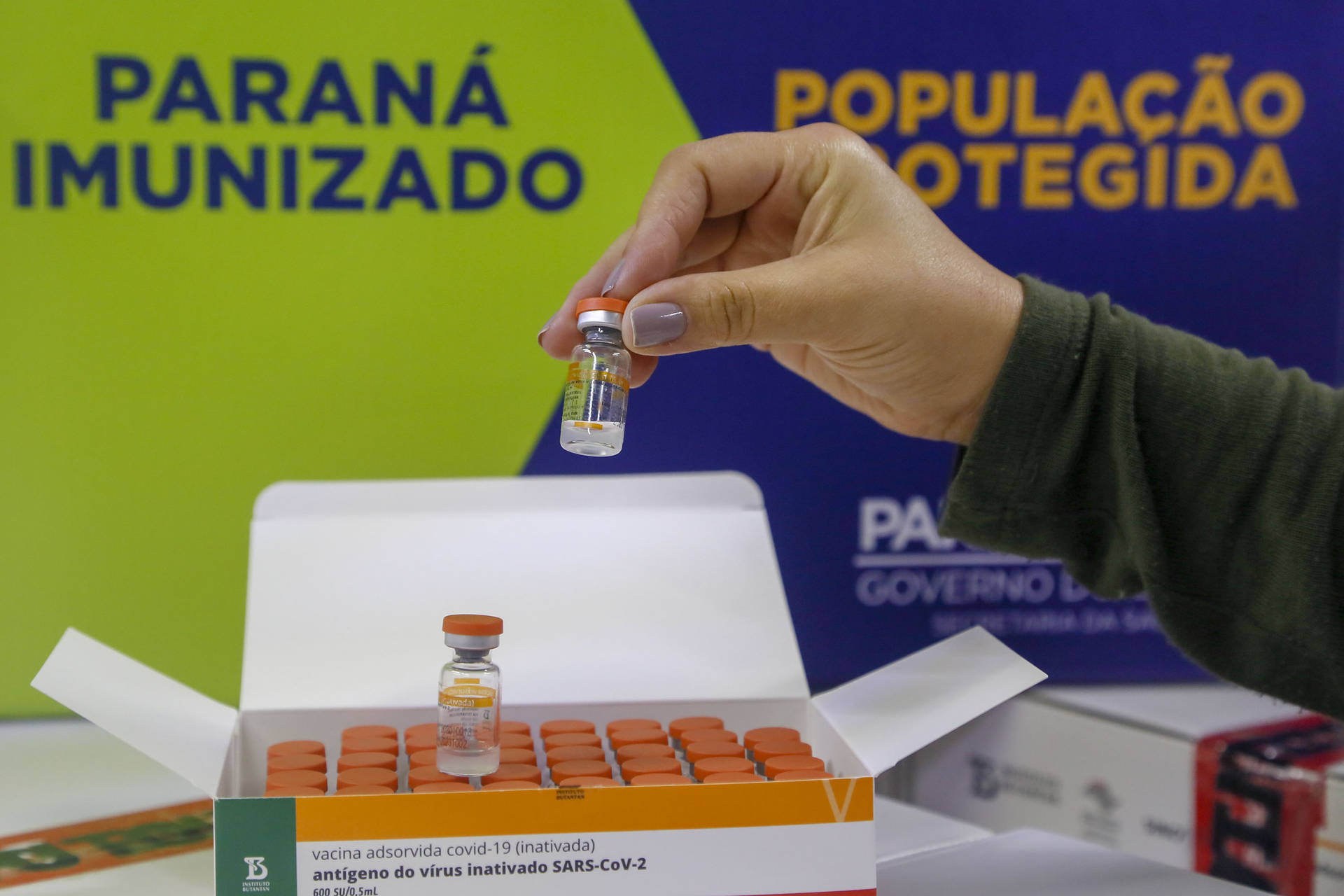 Lágrimas sem fim: Brasil atinge marca de 400 mil mortos pela covid-19 Destaque