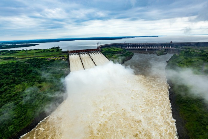 Diretor de Itaipu anuncia redução na tarifa, com alívio na conta de luz já em 2022 Cidades