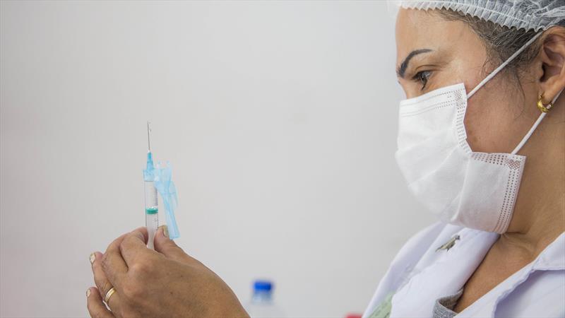 Saúde alerta faltosos sobre importância das doses de reforço Curitiba