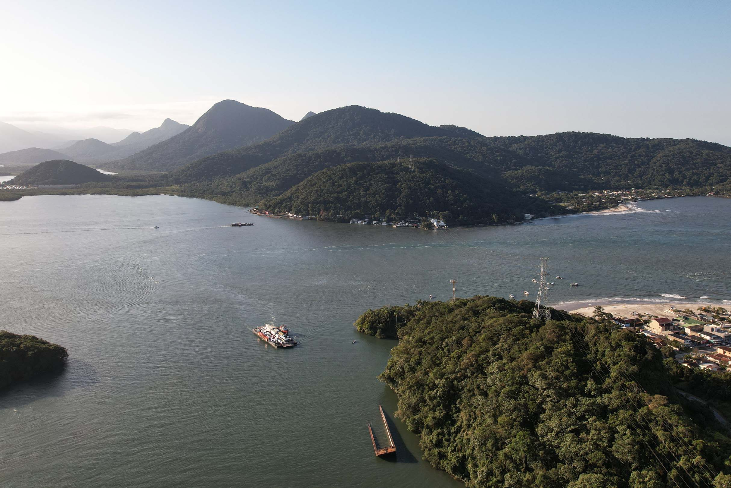 Terceiro ferry boat retorna à baía de Guaratuba e verão terá operação completa