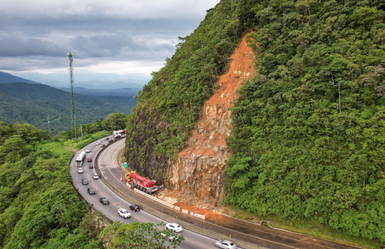 Expectativa: Serviços com guindaste do DER/PR na BR-277 entram na reta final