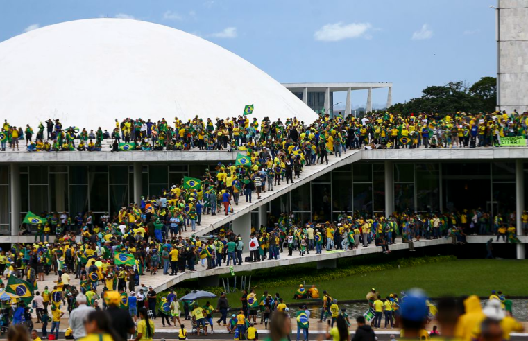 Bolsonaristas antipatriotas criam cenário é de destruição na Praça dos Três Poderes