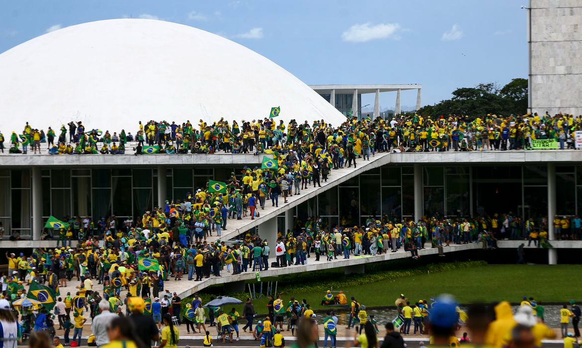 Bolsonaristas antipatriotas criam cenário é de destruição na Praça dos Três Poderes