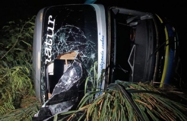 Ônibus que voltava do Show Rural em Cascavel sofre acidente