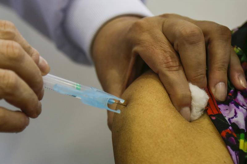 Curitiba vai aplicar vacina anticovid bivalente em idosos acamados e moradores de ILPI 1 vacina