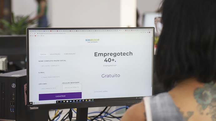 Curitiba abre as inscrições para cursos de Tecnologia da Informação para pessoas com mais de 40 anos