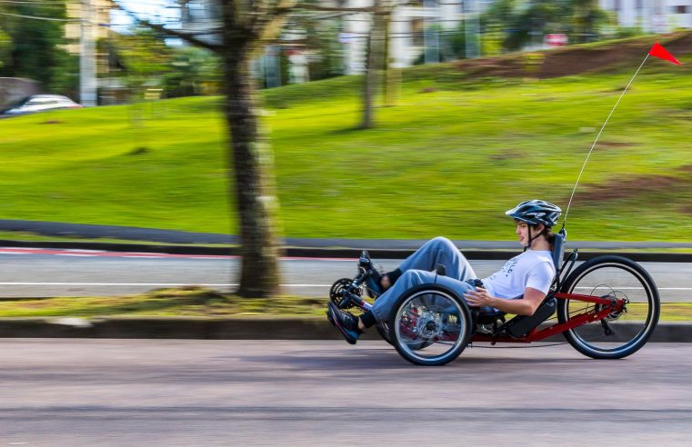 É possível emagrecer pedalando ao ar livre sem correr riscos de quedas