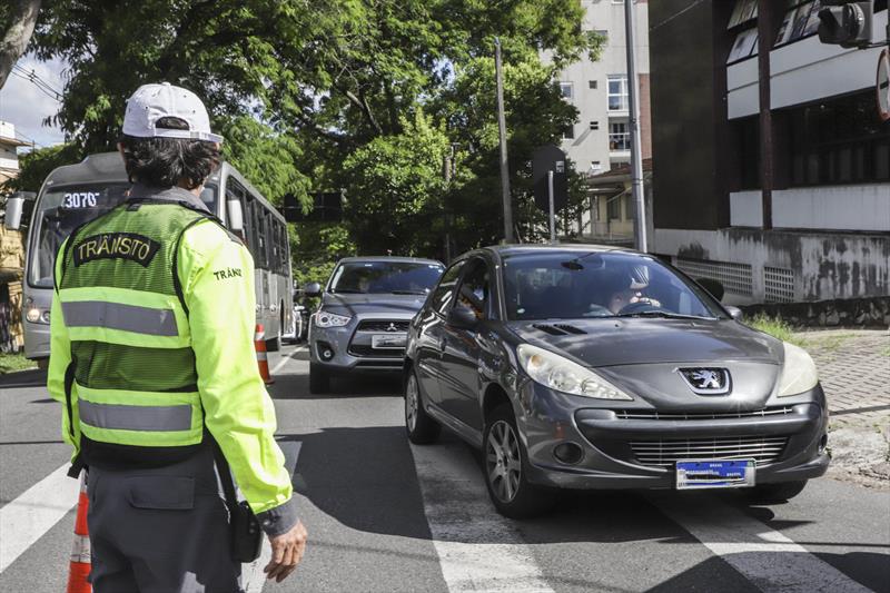 Rua João Negrão já tem faixa exclusiva de ônibus