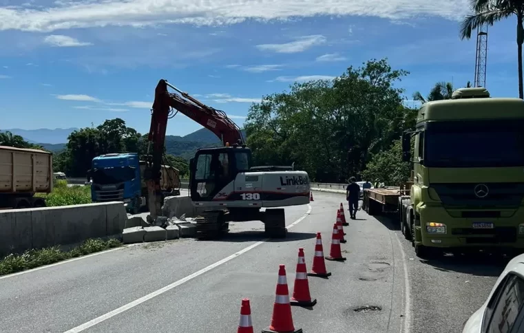 Cedeu a pista: principal ligação entre Curitiba e o litoral do PR está interditada