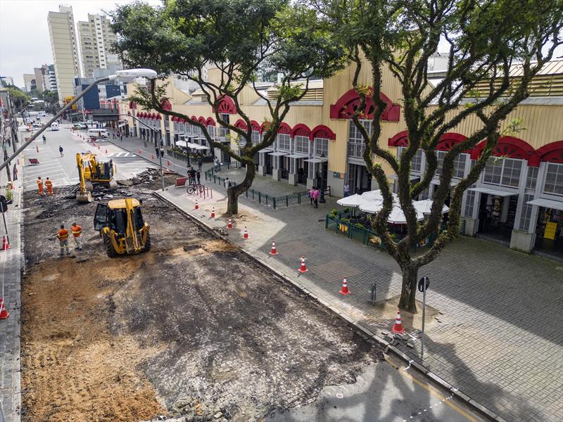 Rua General Carneiro começa a ser transformada no boulevard do Mercado Municipal de Curitiba