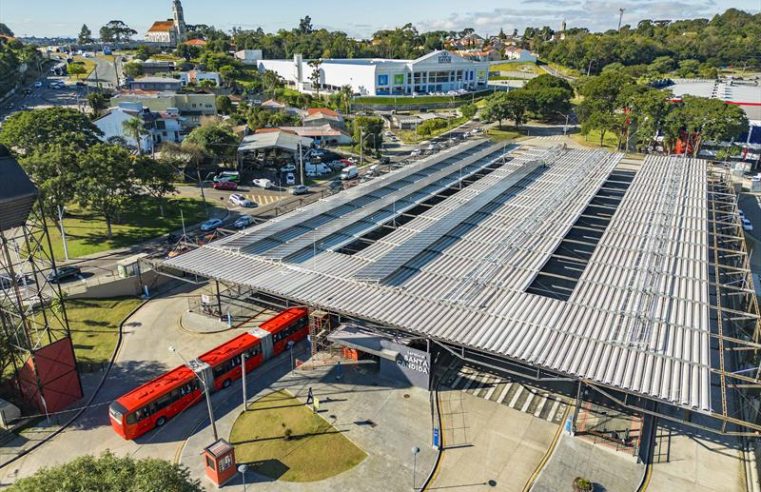 Módulos fotovoltaicos avançam na cobertura do terminal de ônibus e mudam paisagem no Santa Cândida