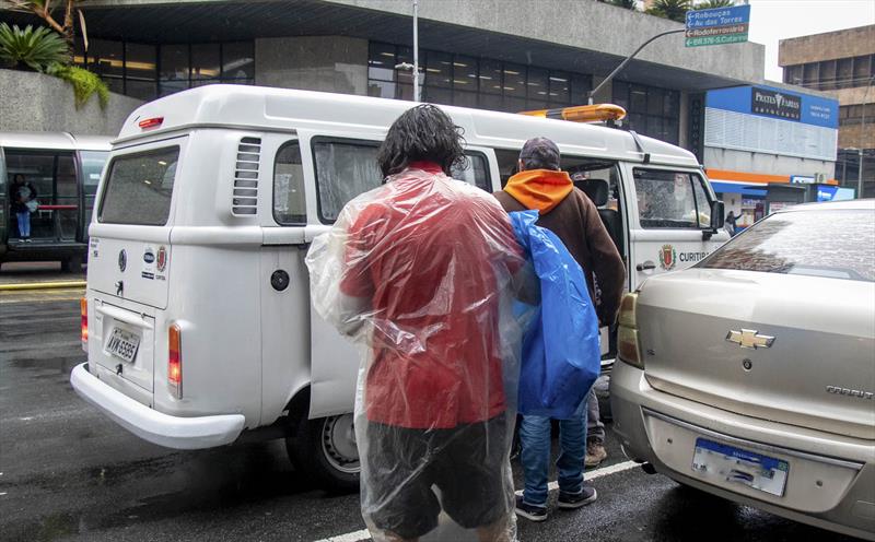 Com a continuidade do frio intenso, Curitiba estende reforço no atendimento à população de rua