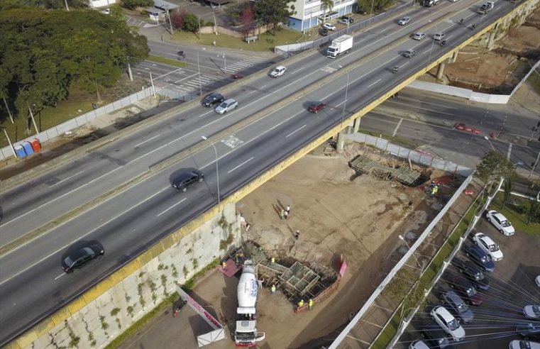 Blocos de concreto começam a dar forma à ampliação do Viaduto Tarumã