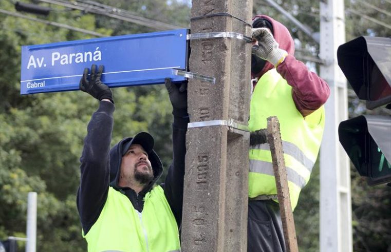 Prefeitura de Curitiba implanta novas placas de rua com letras refletivas