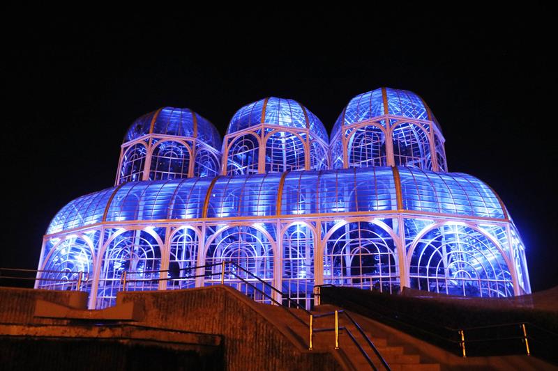 Curitiba ilumina monumentos de azul em combate ao tráfico de pessoas