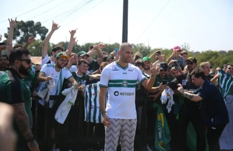 Agora vai? Slimani é recebido com festa pela torcida do Coritiba