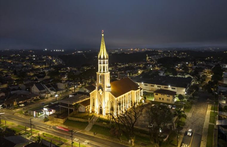 Prefeito acende a nova iluminação cênica da Paróquia da Barreirinha