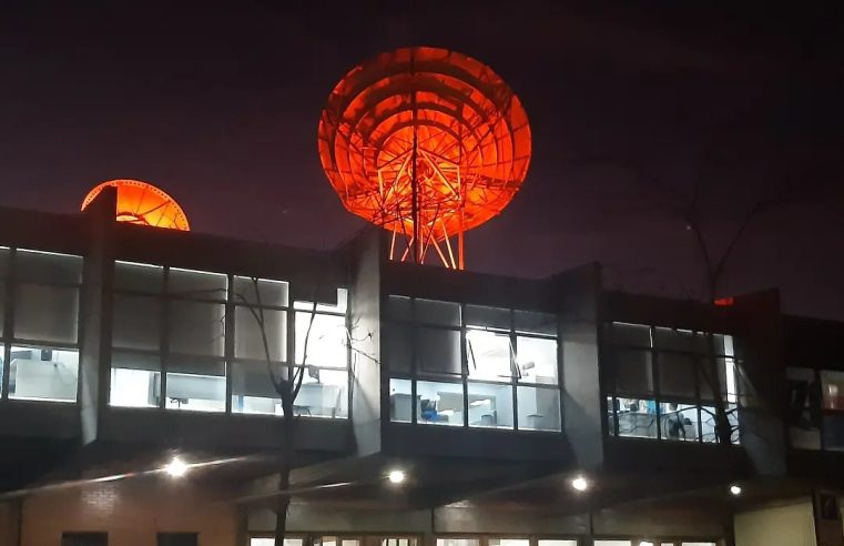 Prédios públicos são iluminados de laranja para conscientizar sobre esclerose múltipla