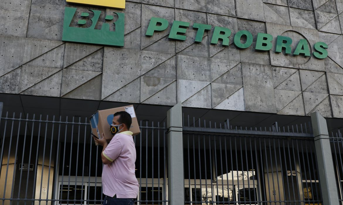 Faz o Lamento: Combustíveis sobem (e muito) no Brasil todo