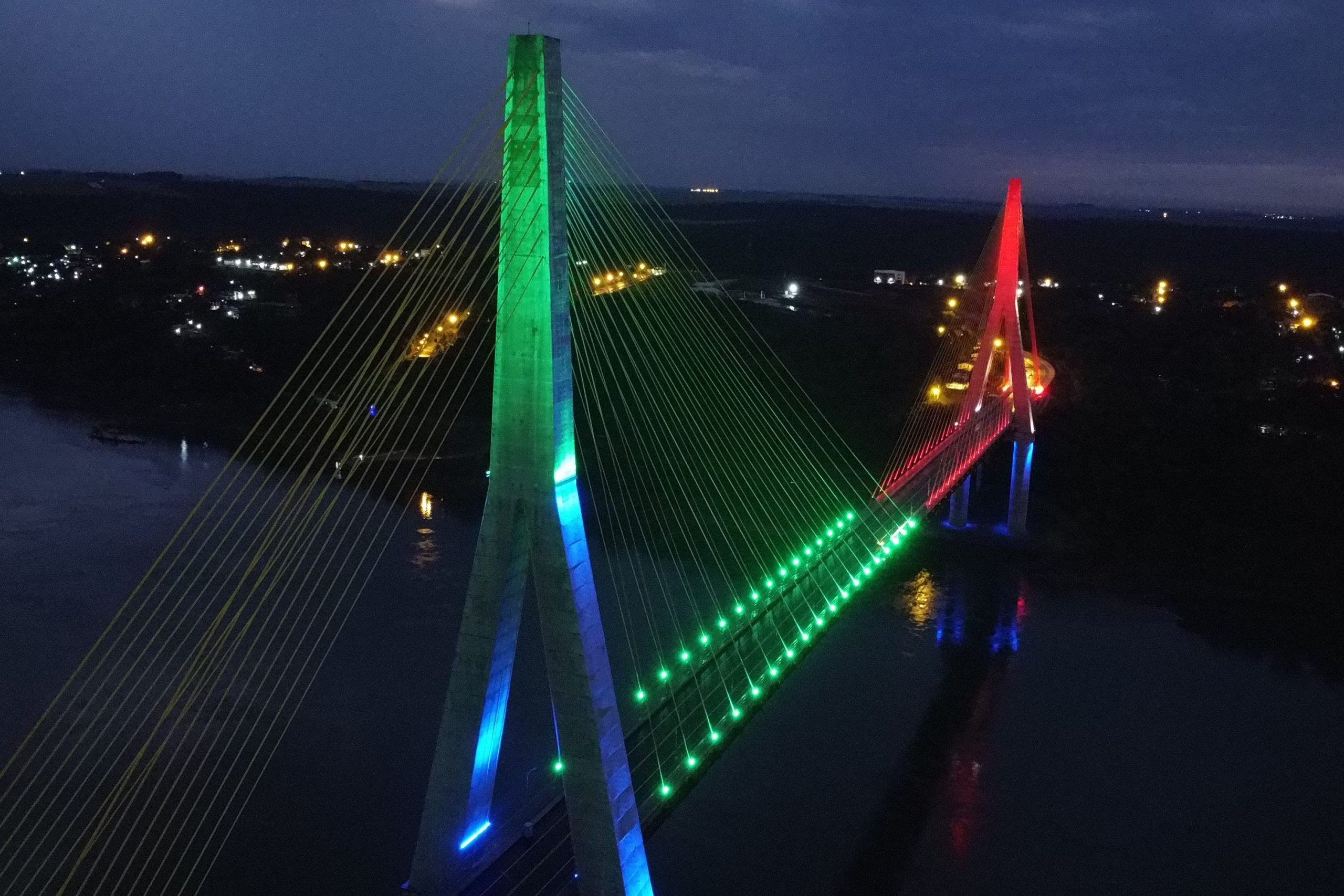 Teste de iluminação cênica marca fim dos trabalhos na Ponte da Integração