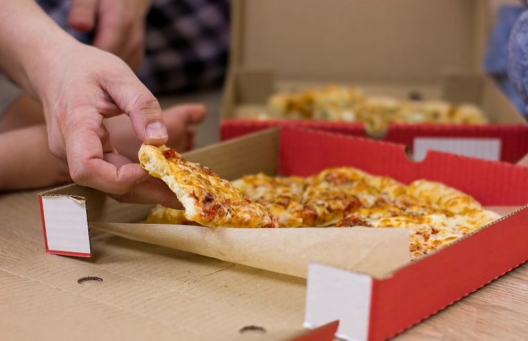 Óleo usado, embalagem de pizza e outros poluentes que contaminam recicláveis