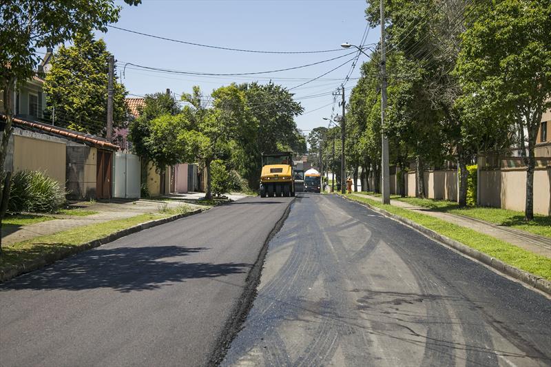 Bairros de Curitiba têm obras de pavimentação, drenagem e construção de equipamentos nos bairros
