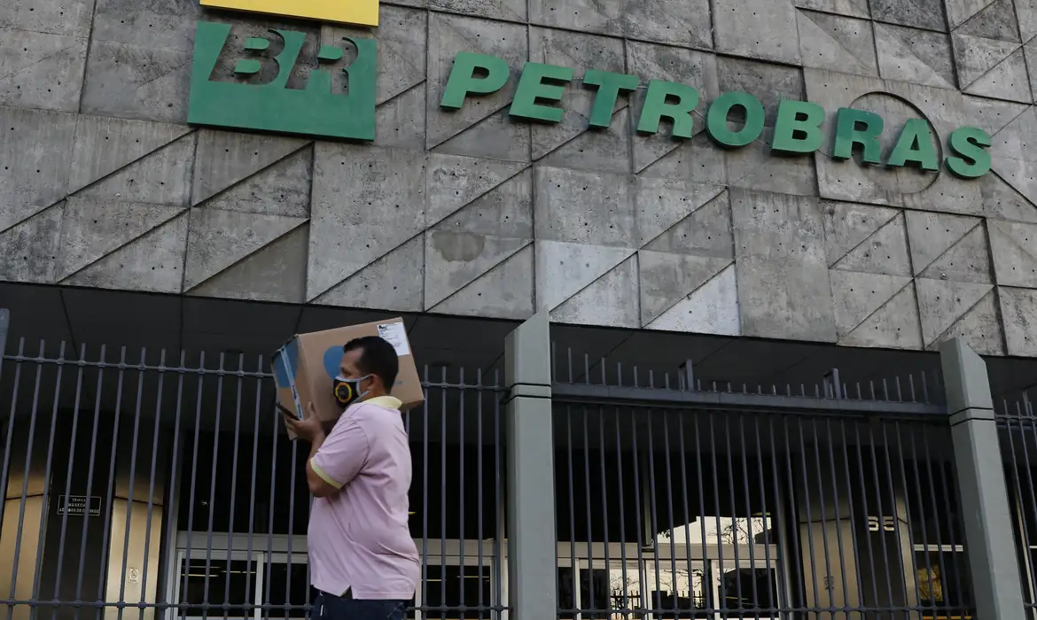 Grave: CGU constata que Petrobras vendeu refinaria abaixo do preço