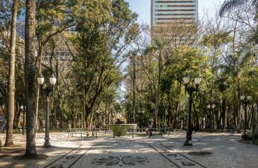Abre e fecha de sexta-santa e Páscoa em Curitiba