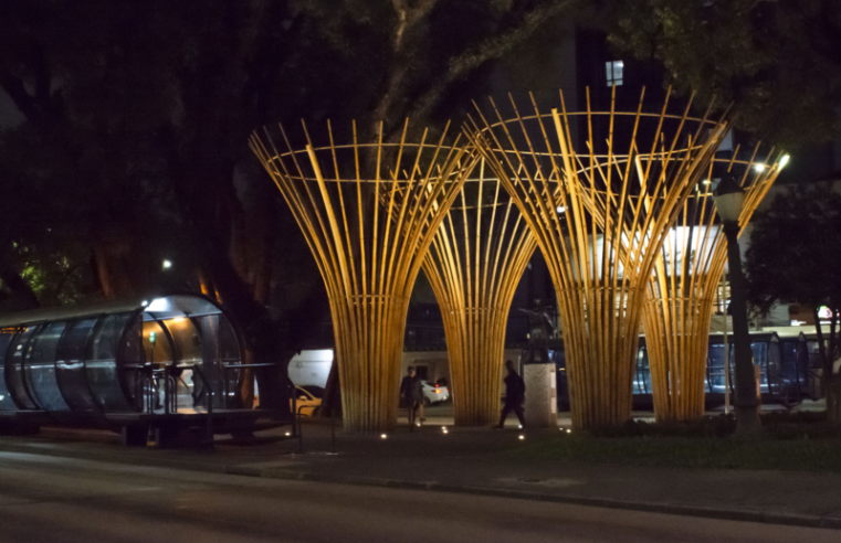 Nova iluminação cênica valoriza o Largo Baden Powell em Curitiba
