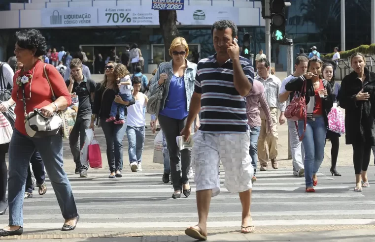 Boa notícia: Desemprego cai para 6,9%, menor índice do trimestre desde 2014