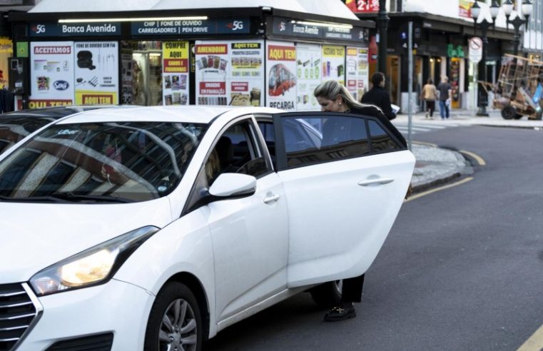 Carro de aplicativo poderão parar em lugar proibido em Curitba?