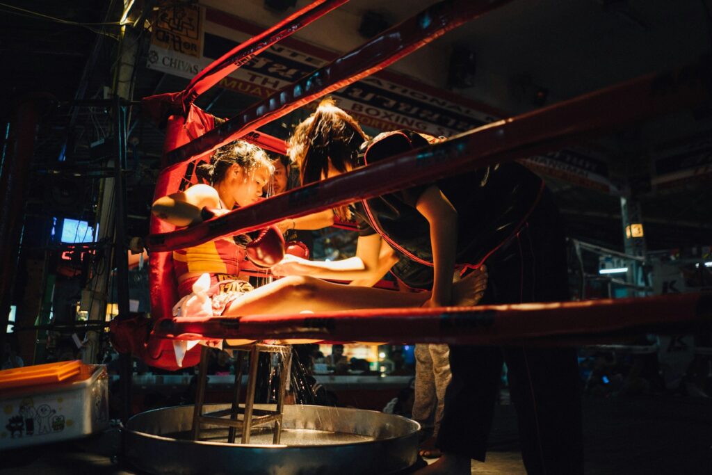 Bar anuncia Luta do Milhão, iniciativa beneficente em prol do Hospital Pequeno Príncipe 2 girl sitting on chair inside boxing ring