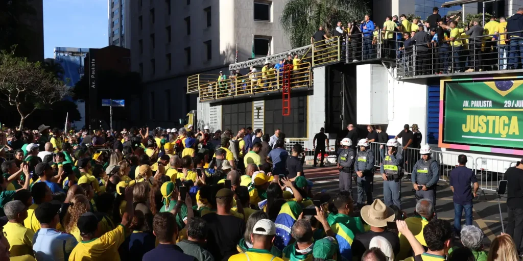 Manifestantes em São Paulo se reúnem em apoio a Bolsonaro e contra julgamento no STF 12 imagem 1751256064660