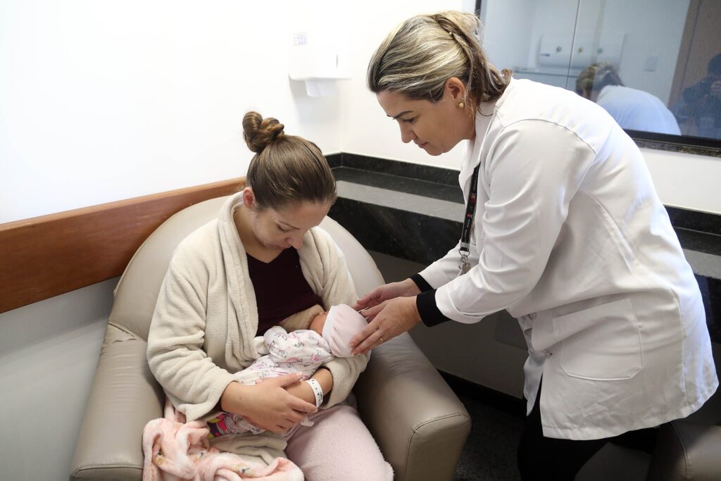 No Paraná mulheres têm filhos mais tarde, aponta Censo 2022 10 maternidade maes curitiba