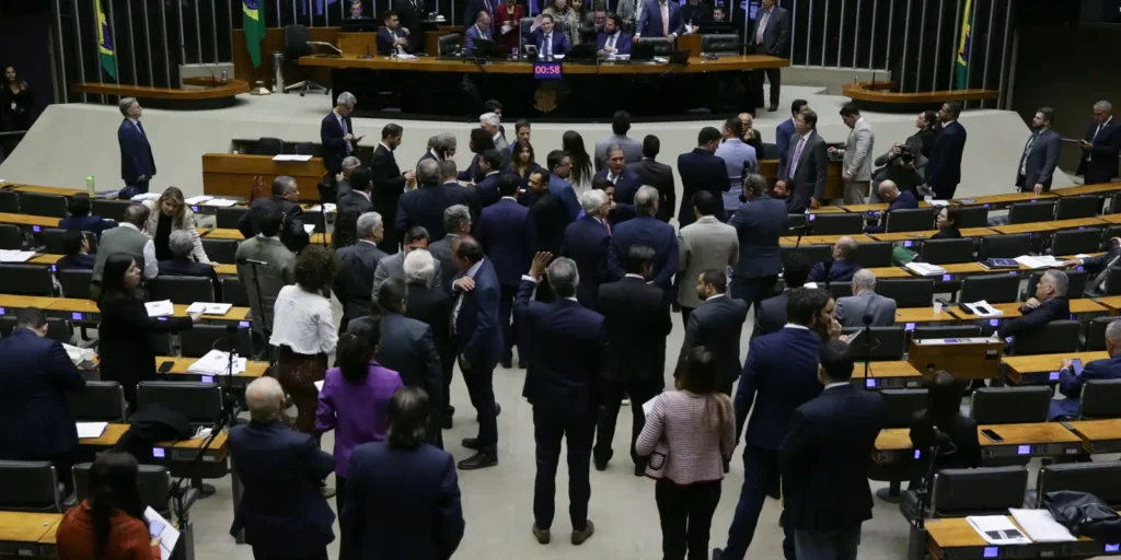 Câmara dos Deputados aprova projeto que pune ações que obstruem atividades legislativas 6 imagem 1755662465481