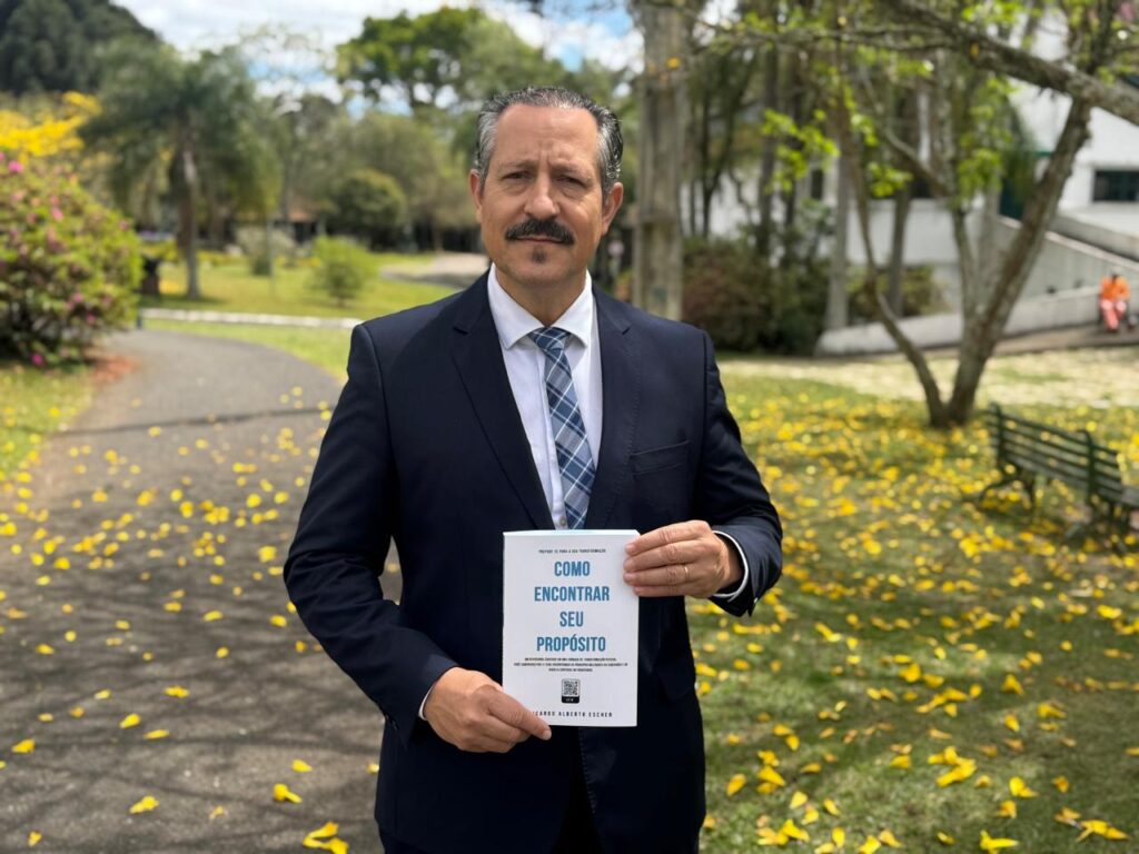 Advogado lanca livro