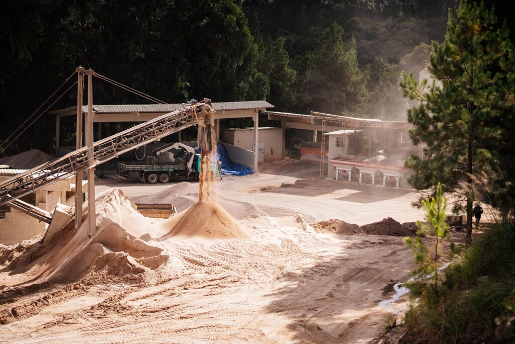 Base invisível garante segurança e durabilidade ao asfalto das cidades 4 De Amorim Mineradora
