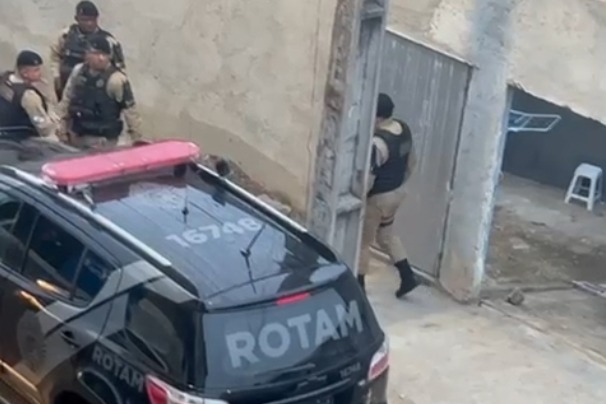 Operação em Curitiba mira facções após ataque ao TRE 14 operacao da PM no Parolin