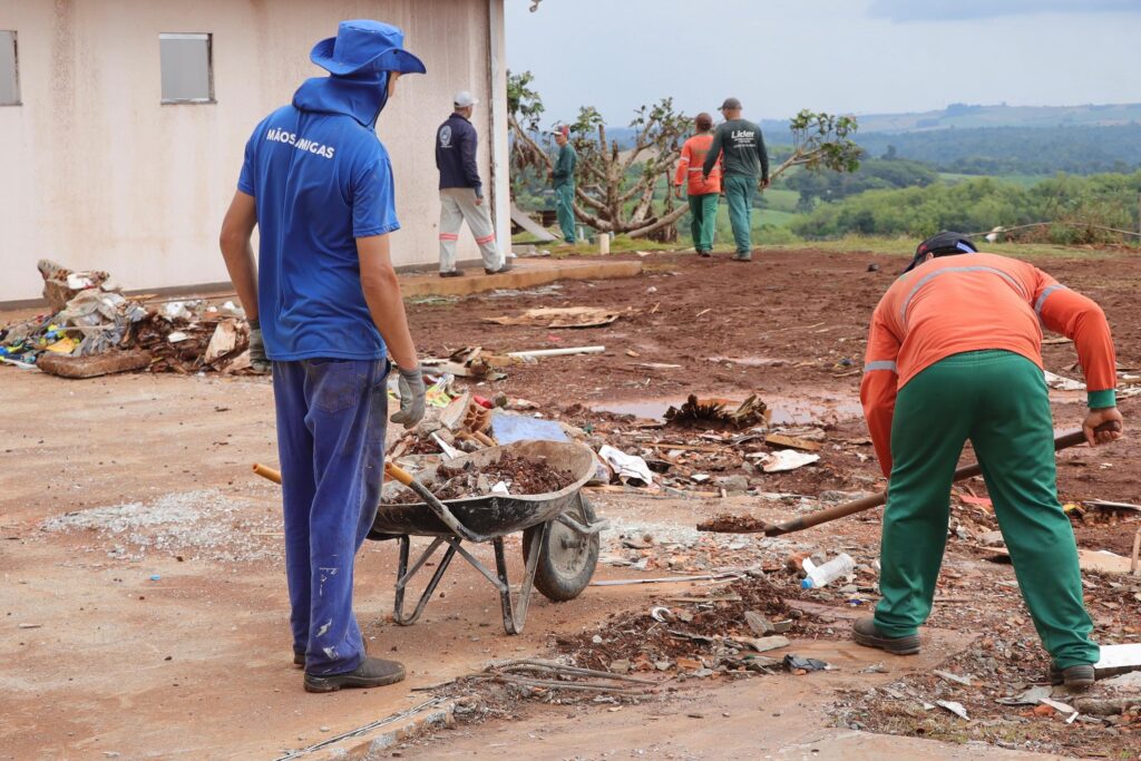 Força-tarefa com presos amplia reconstrução em Rio Bonito do Iguaçu 1 presos em rio bonito do iguacu