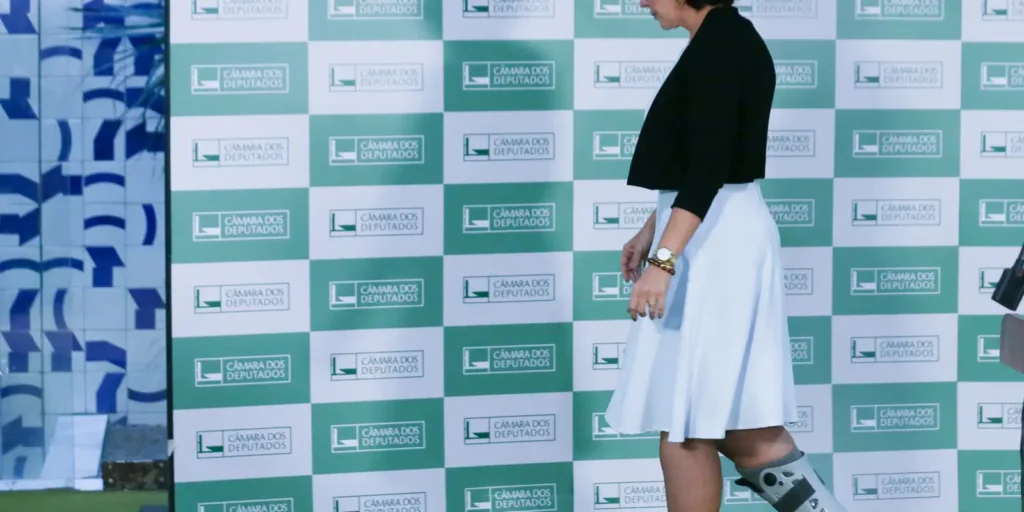Câmara Decide Manter Mandato de Carla Zambelli Após Votação 6 imagem 1765515787184
