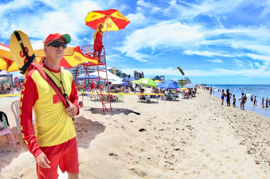 Verão Maior reduz em 58% mortes por afogamento no Litoral do PR 3 bombeiros litoral