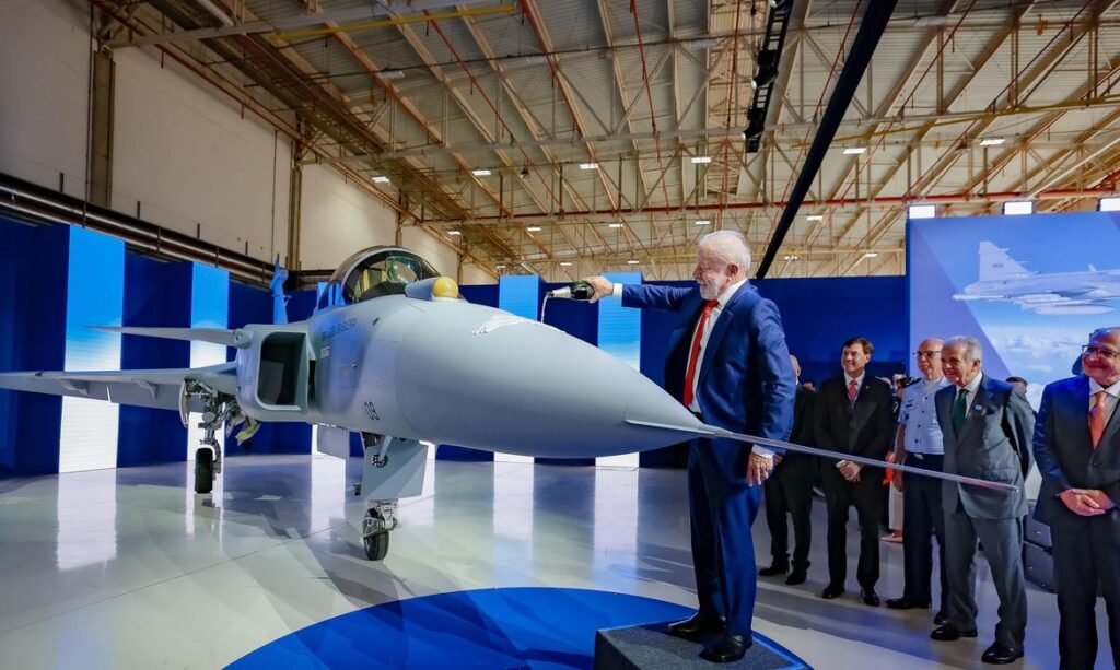 Gavião Peixoto (SP), 25/03/2026 - Presidente da República, Luiz Inácio Lula da Silva, durante a cerimônia de apresentação do primeiro Caça F-39 E Gripen montado no Brasil, no Aeródromo Embraer. Foto: Ricardo Stuckert/PR