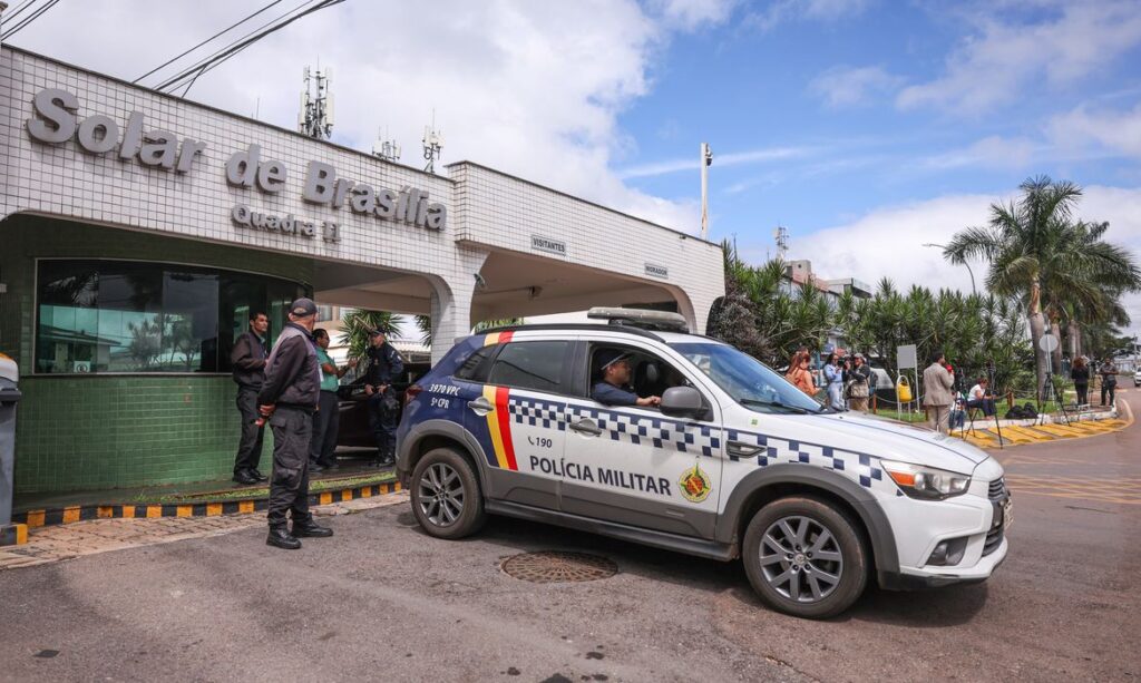 Brasília (DF), 27/03/2026 - Policiais militares fazem guarda na entrada do condomínio onde o ex-presidente Jair Bolsona irá cumprir 90 dias de prisão domiciliar. Foto: Marcelo Camargo/Agência Brasil