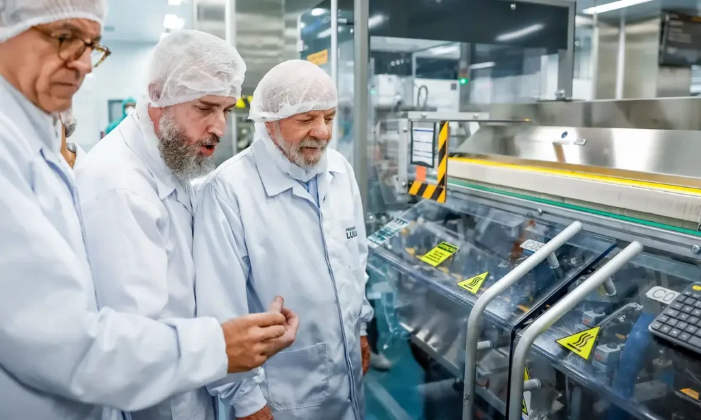 Lula reforça papel do Estado em garantir acesso a medicamentos essenciais 6 Anápolis (GO), 26/03/2026 - Presidente da República, Luiz Inácio Lula da Silva, durante visita às instalações da Brainfarma Indústria Química e Farmacêutica – Grupo Hypera. Foto: Ricardo Stuckert/PR