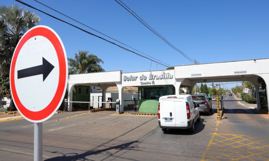Brasília (DF) 07/08/2025 Fachada do condomínio Solar de Brasília, onde mora e cumpre prisão domiciliar o ex-presidente Jair Bolsonaro. Foto: Fabio Rodrigues-Pozzebom/ Agência Brasil