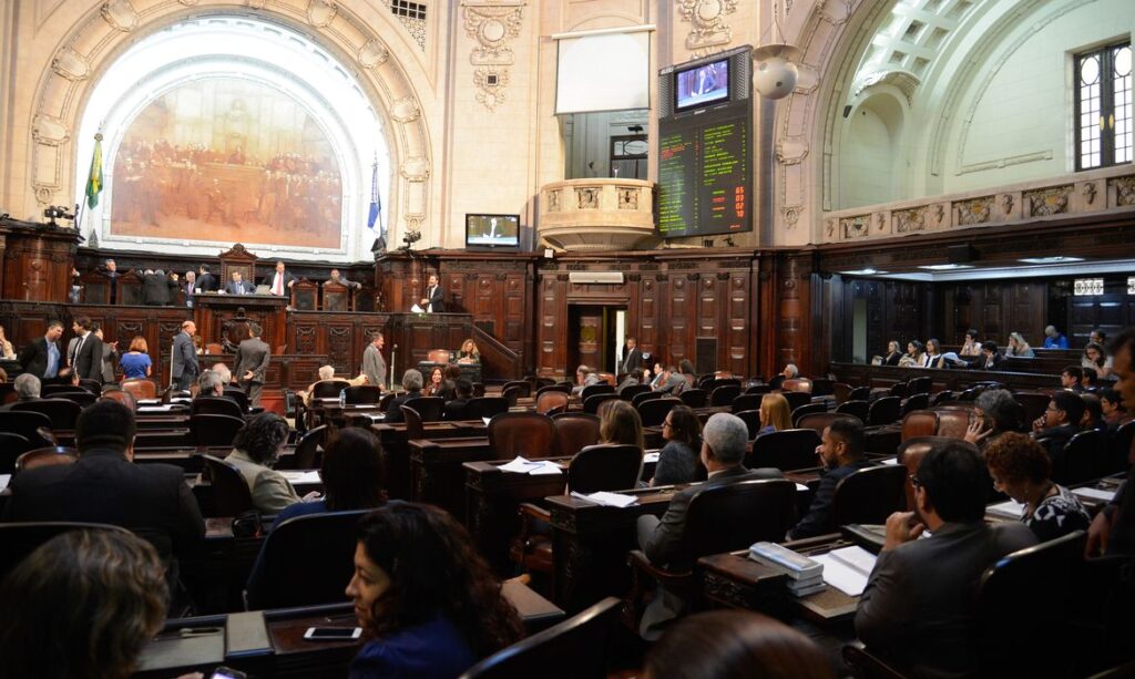 TRE-RJ agenda recontagem de votos que pode alterar composição da Alerj após cassação de Bacellar 10 Rio de Janeiro - A Assembleia Legislativa do Rio de Janeiro aprova as contas do governo Pezão referentes ao ano de 2016 (Fernando Frazão/Agência Brasil)