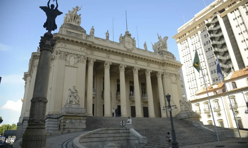 Tribunal de Justiça do Rio invalida eleição de Douglas Ruas na presidência da Alerj 5 Fachada da Casa da Democracia, centro cultural que futuramente vai ocupar o prédio histórico do Palácio Tiradentes, no centro do Rio de Janeiro