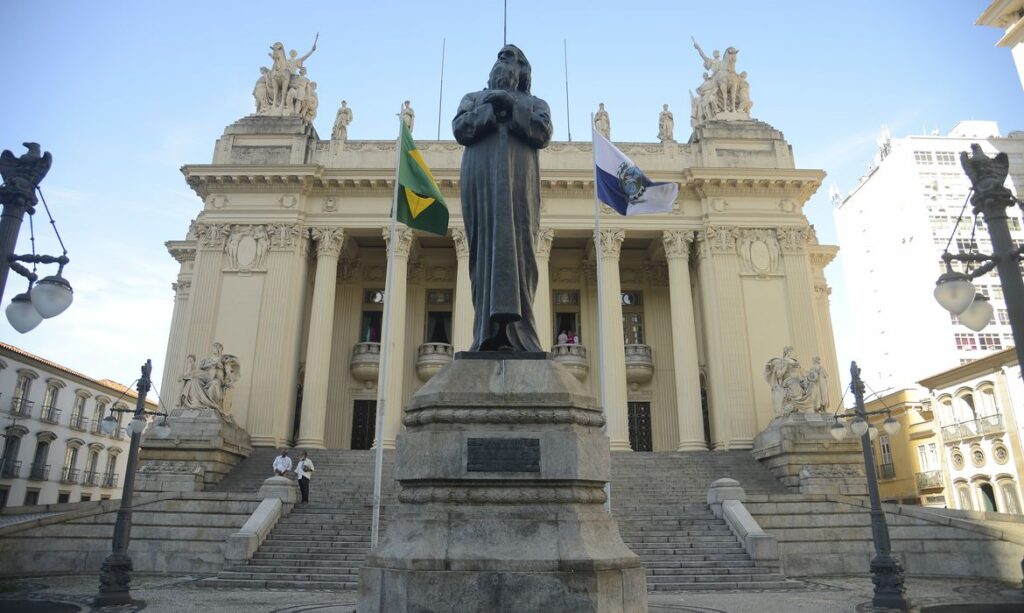 Alerj define nova eleição para presidente após cassação de deputado 11 Fachada da Casa da Democracia, centro cultural que futuramente vai ocupar o prédio histórico do Palácio Tiradentes, no centro do Rio de Janeiro