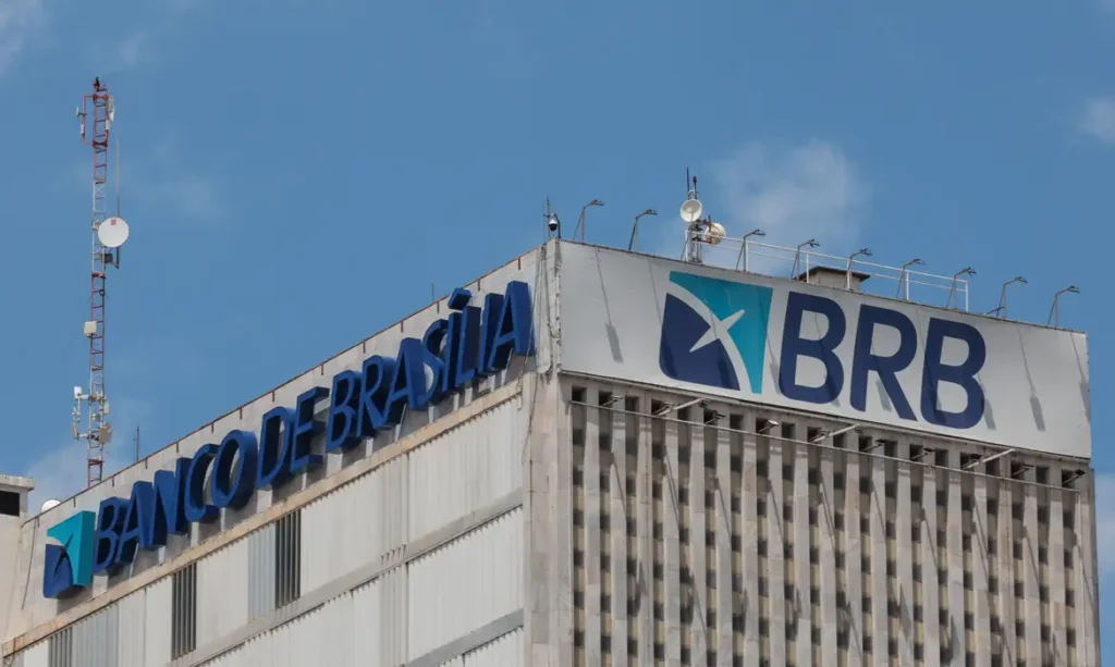 Câmara Legislativa do DF convoca presidente do BRB após ausência em audiência sobre rombo financeiro 8 Brasília (DF), 19/11/2025 – Fachada do prédio do banco de Brasília (BRB). Em março de 2025, o conselho do Banco BRB aprovou a compra de 58% do capital do Banco Master, valor estimado em R$ 2 bilhões. O acordo previa que o BRB, uma sociedade de capital e controlada majoritariamente pelo Governo do Distrito Federal (GDF) Foto: Joédson Alves/Agência Brasil