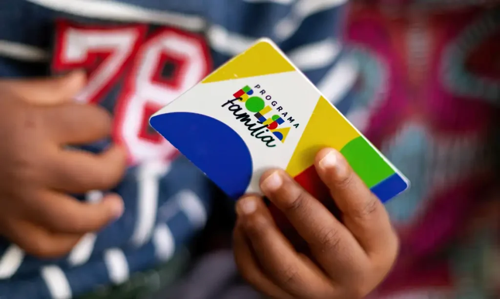 Caixa finaliza pagamento do Bolsa Família de abril, beneficiando quase 19 milhões de famílias 6 Iasmin da Silva (mãe) e Rafael de Jesus (filho) - Família Beneficiária do Programa Bolsa Família - CRAS de Sobradinho 1 - Brasília (DF). Na foto eles seguram o cartão do programa Bolsa Família. Fotos: Lyon Santos/ MDS